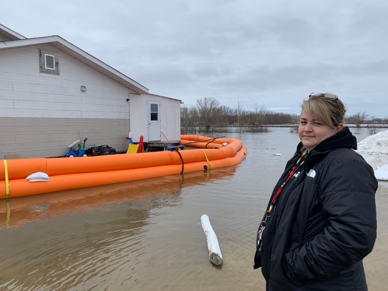 Hundreds in Peguis First Nation flee homes as Fisher River floods community