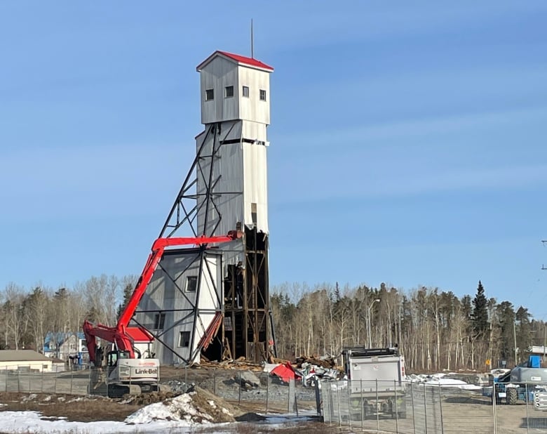 Residents of Greenstone, Ont., mourn as decades-old landmark is set to give way to a gold mine