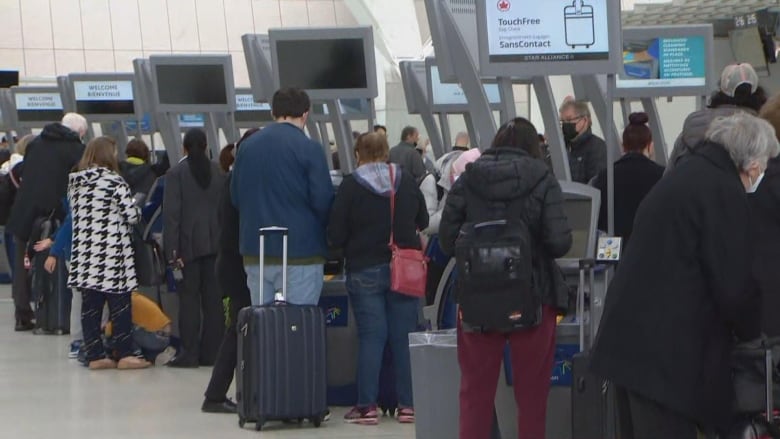 travellers facing chaotic delays as pearson airport navigates long lines staffing issues