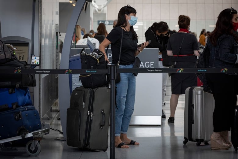 chaos at torontos pearson airport could continue until end of august ex air canada exec says 1