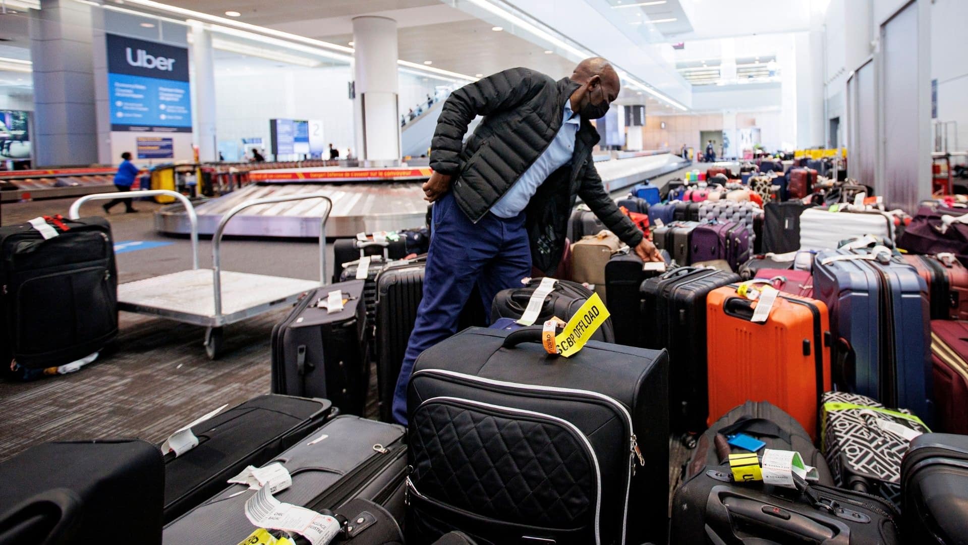 missing baggage adds to chaos at canadian airports 2