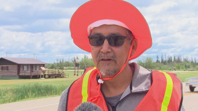complaints over red cross treatment prompt protest walk by first nation fire evacuees in manitoba