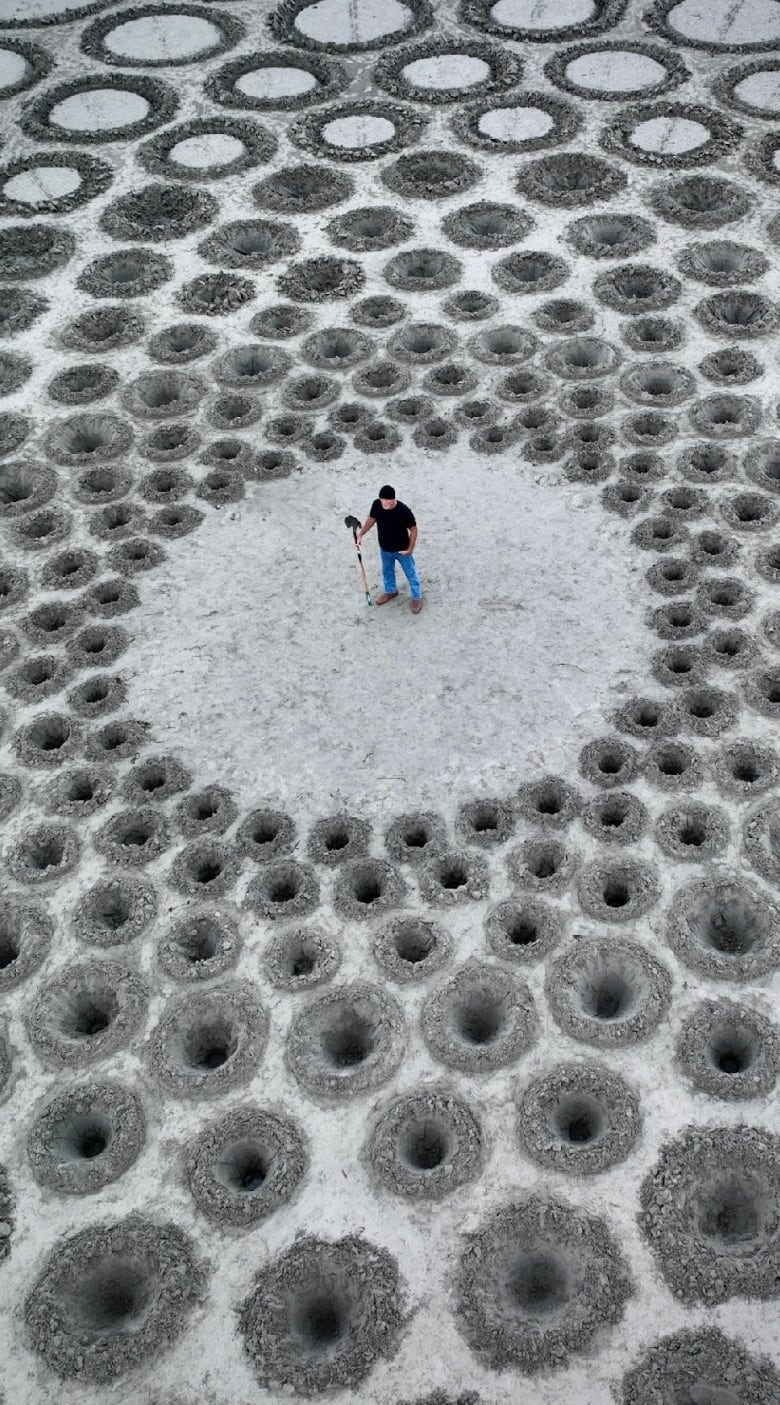 Renowned sand artist up against the clock as tide threatens massive installation in Tofino, B.C.