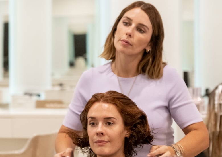 this hairdresser gives lessons on how to discuss climate change with clients