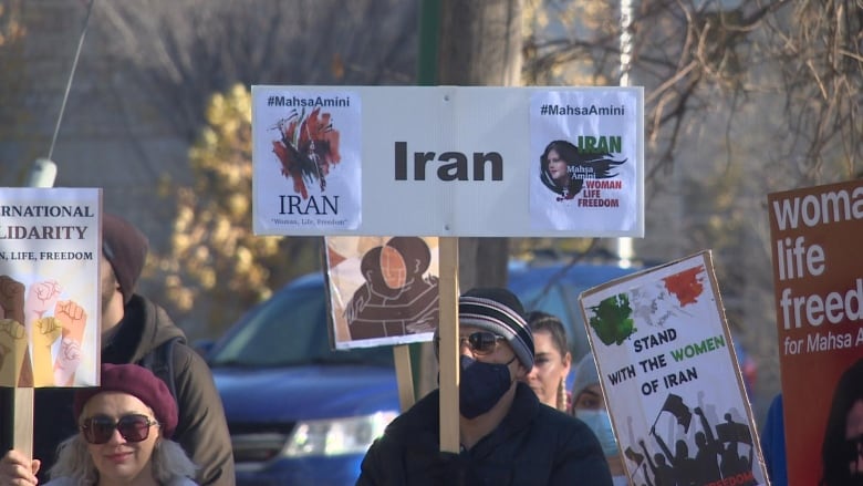 canadian demonstrators form human chain in solidarity with iran protesters 5