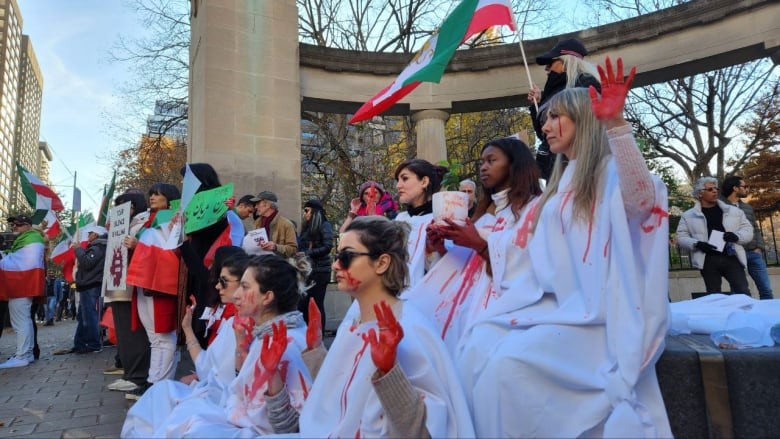 canadian demonstrators form human chain in solidarity with iran protesters 9