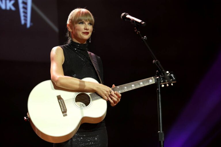 Taylor Swift – NSAI’s 2022 Nashville Songwriter Awards at Ryman Auditorium