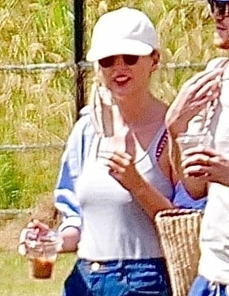 taylor swift on a vacation in bahamas 2