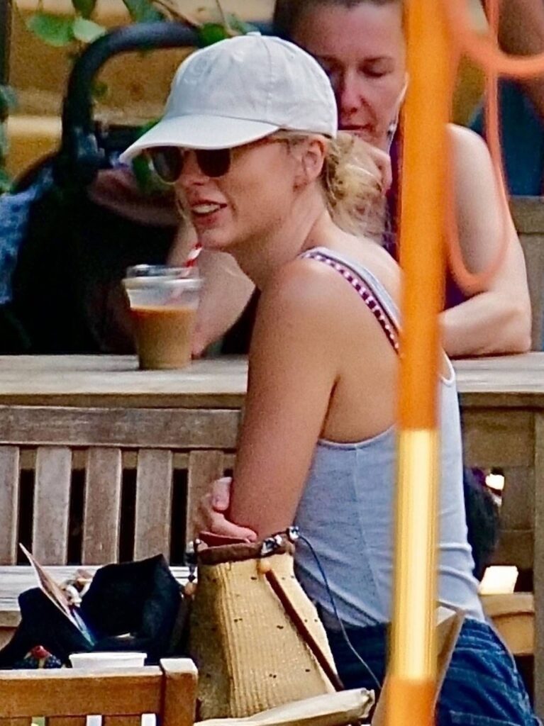 taylor swift on a vacation in bahamas 7