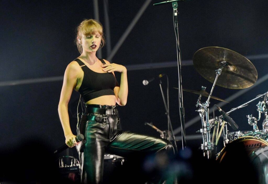 taylor swift perform at the haim concert in london 1