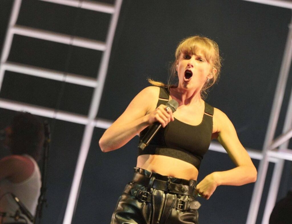 taylor swift perform at the haim concert in london 10