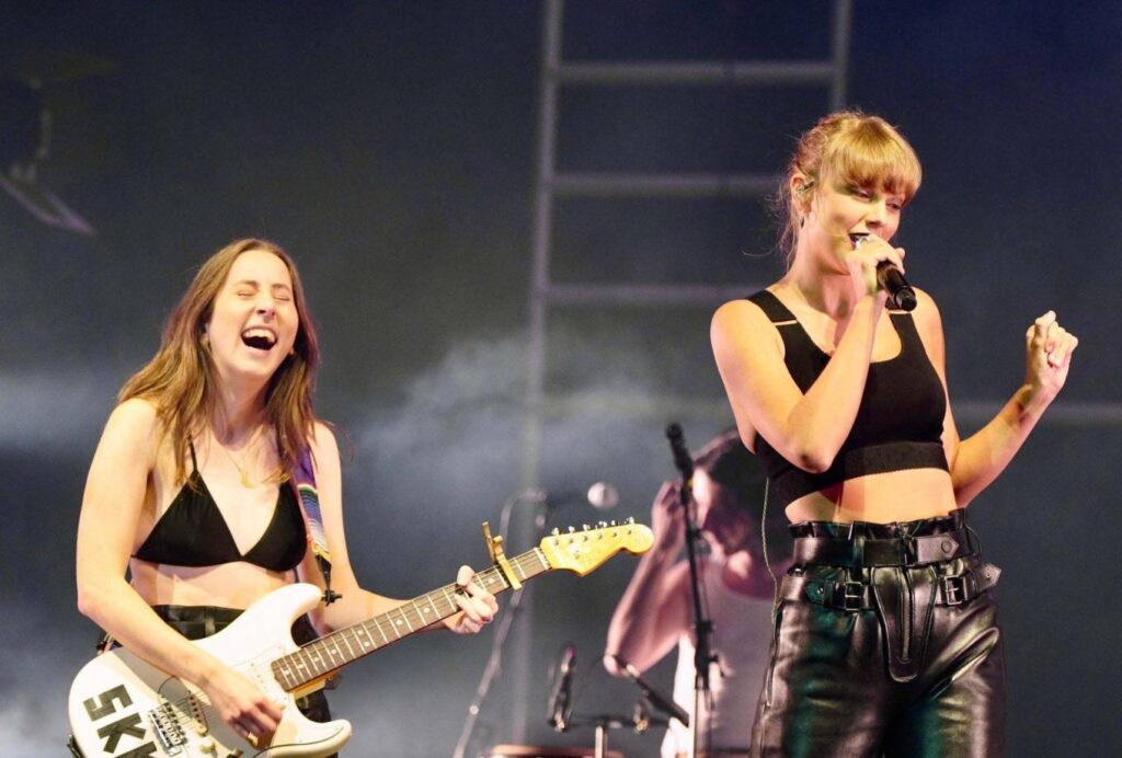 taylor swift perform at the haim concert in london