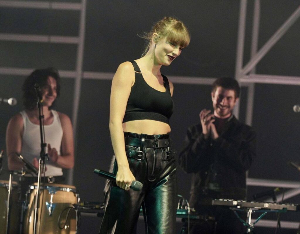 taylor swift perform at the haim concert in london 5
