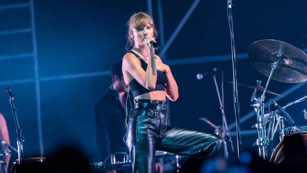 taylor swift perform at the haim concert in london 6