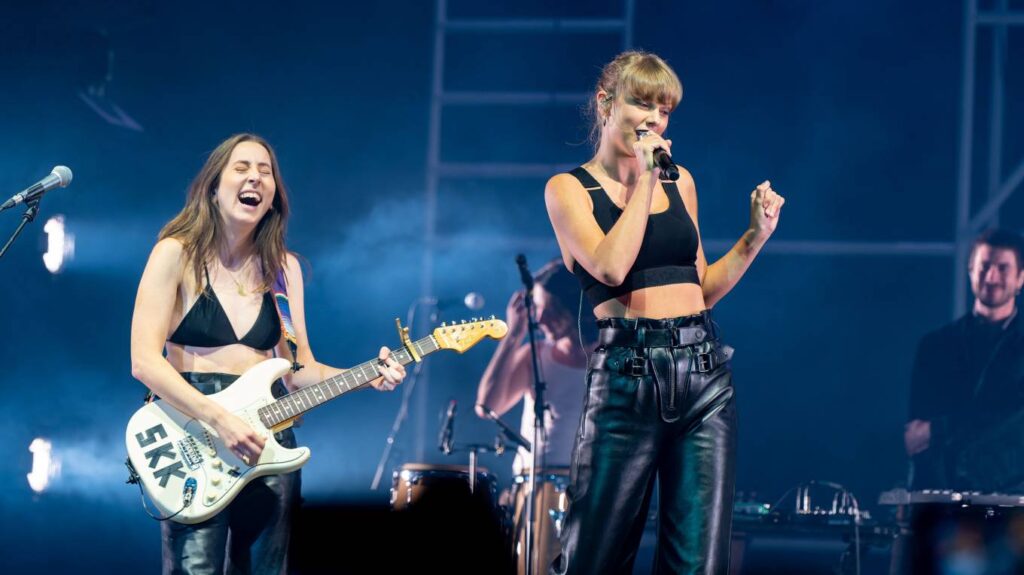 taylor swift perform at the haim concert in london 7