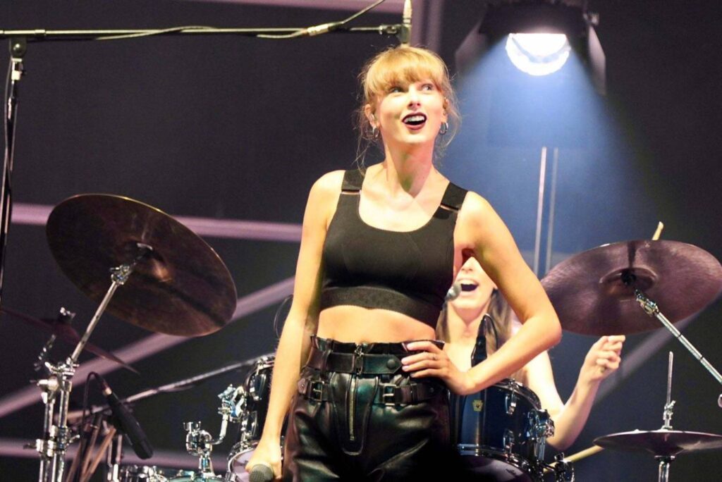 taylor swift perform at the haim concert in london 8