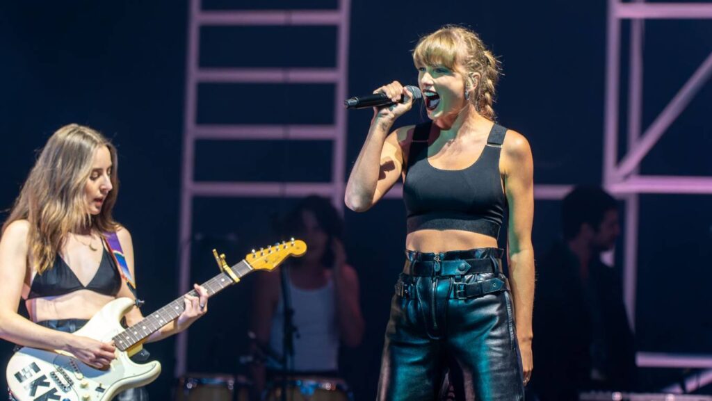 taylor swift perform at the haim concert in london 9
