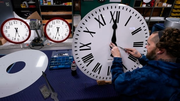 clocks turn back 1 hour this weekend
