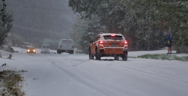 Les voitures montent et descendent une route couverte de neige