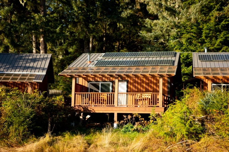 Une série de petits bâtiments avec des panneaux solaires sur le toit.
