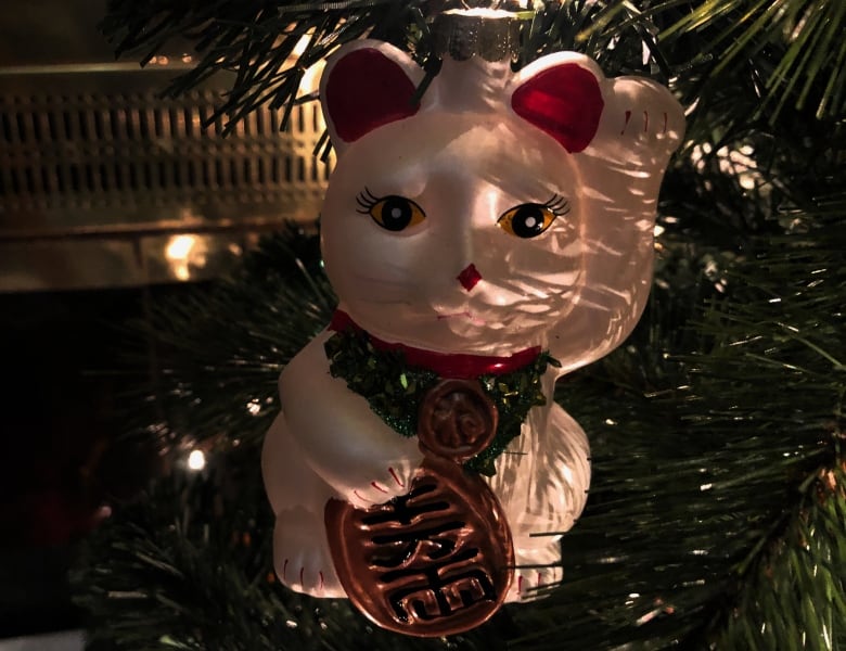 white lucky cat ornament close up