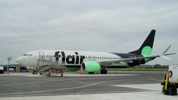 La GRC enquête sur la menace à bord de l'avion Flair Airlines à l'aéroport international de Vancouver