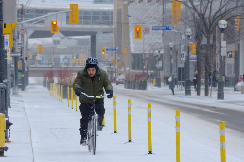 toronto failing to keep up with commitment to open more protected bike lanes new report finds