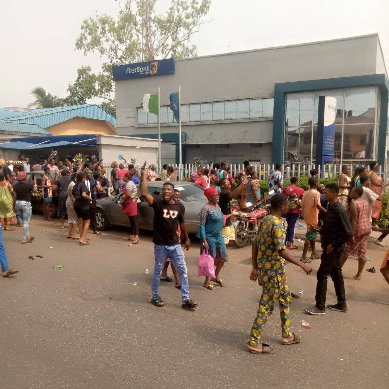3 feared killed as Edo residents stage protest over scarcity of Naira notes (photos/video)
