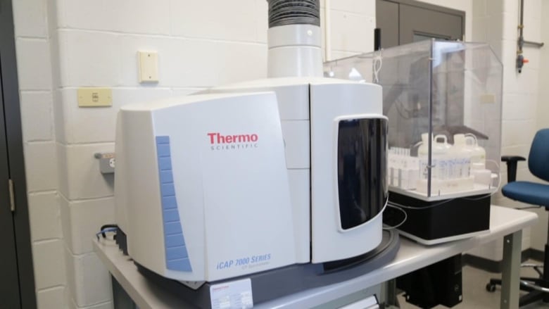A big white machine that says "Thermo" in red.