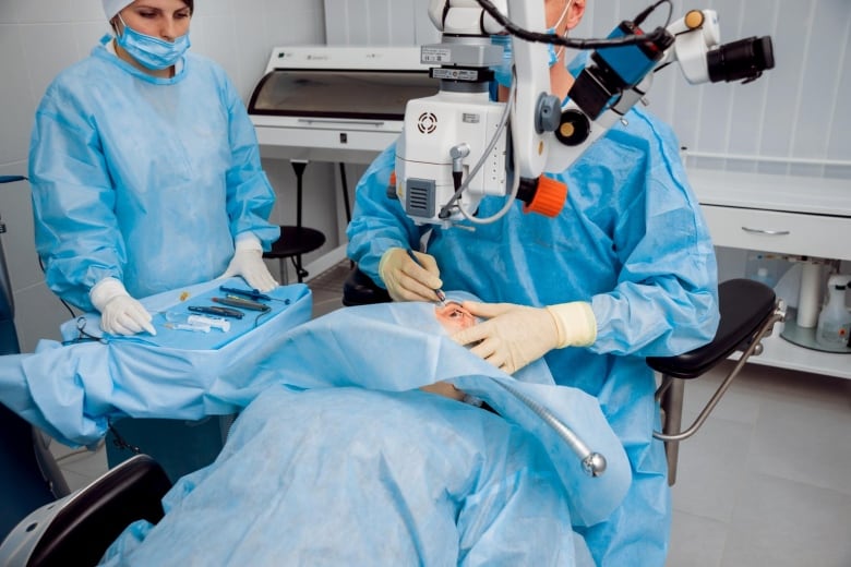 Shows an operating room where a cataract surgery is taking place.