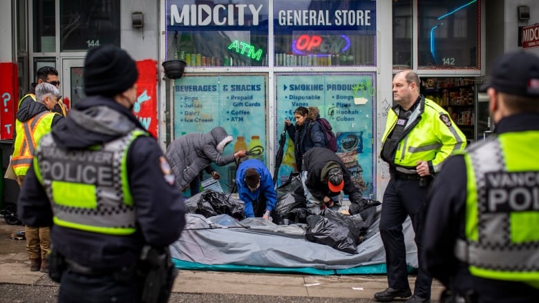 vancouver police city staff begin removing encampment on east hastings street