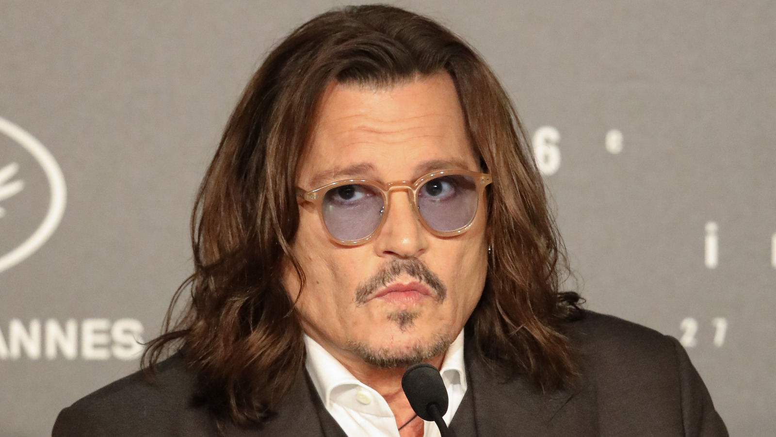 johnny depp pushes back tour dates after painful injury