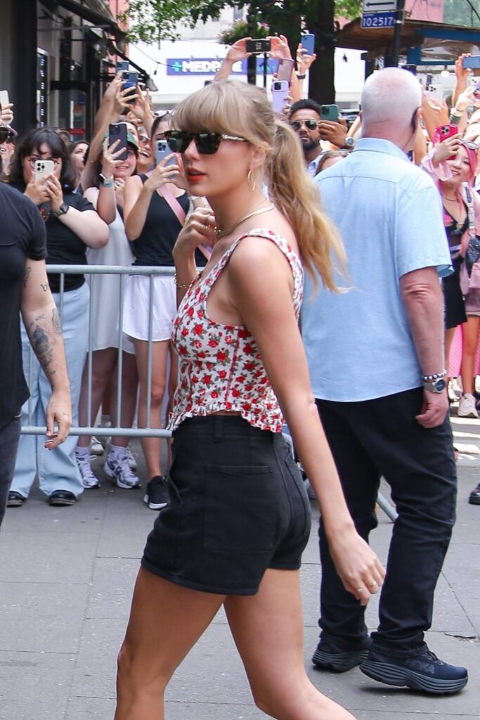 taylor swift in a black shorts arrives at electric lady studios in new york 13