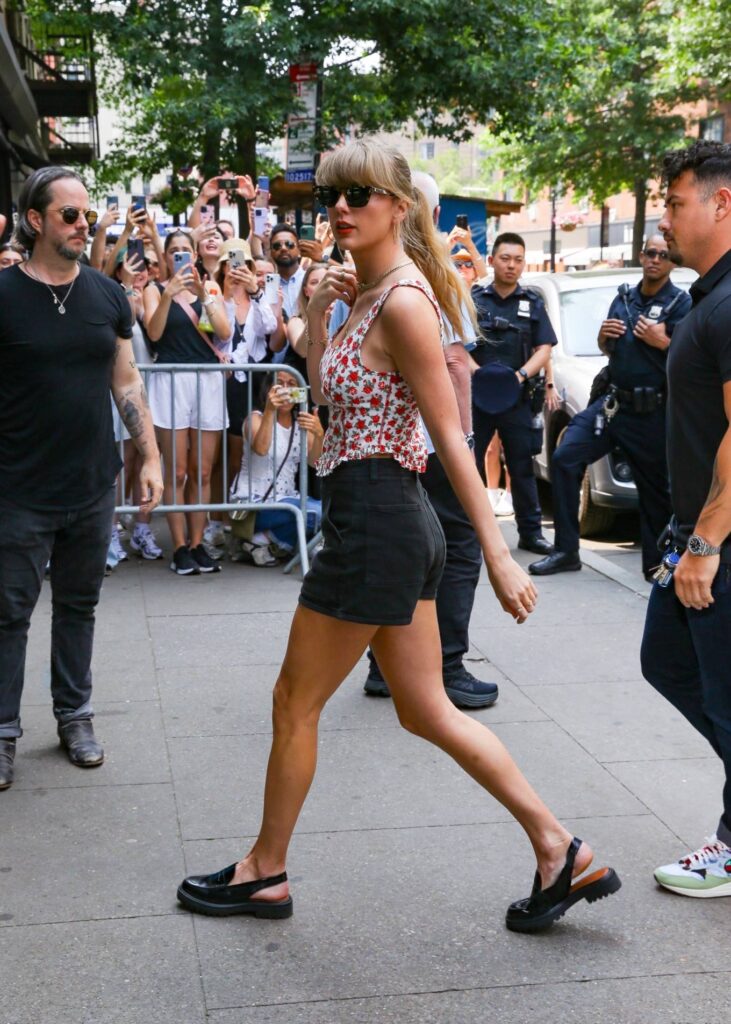 taylor swift in a black shorts arrives at electric lady studios in new york 3