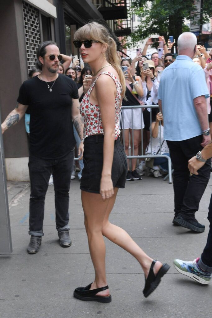 taylor swift in a black shorts arrives at electric lady studios in new york 4