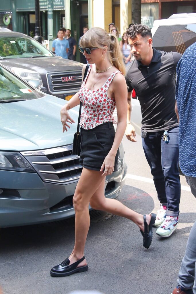 taylor swift in a black shorts arrives at electric lady studios in new york 9