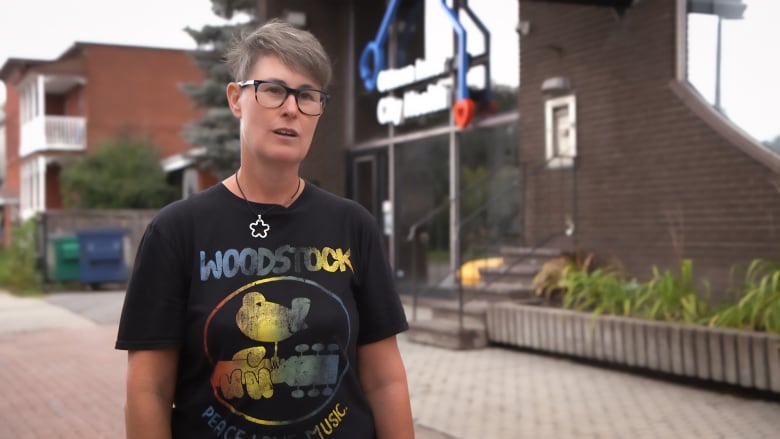 A nursing manager wearing a shirt with the logo of the Woodstock music festival.
