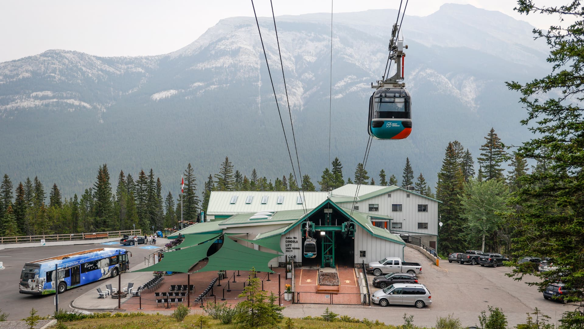 hundreds of people helped off alberta mountain after power cut to banff gondola 1