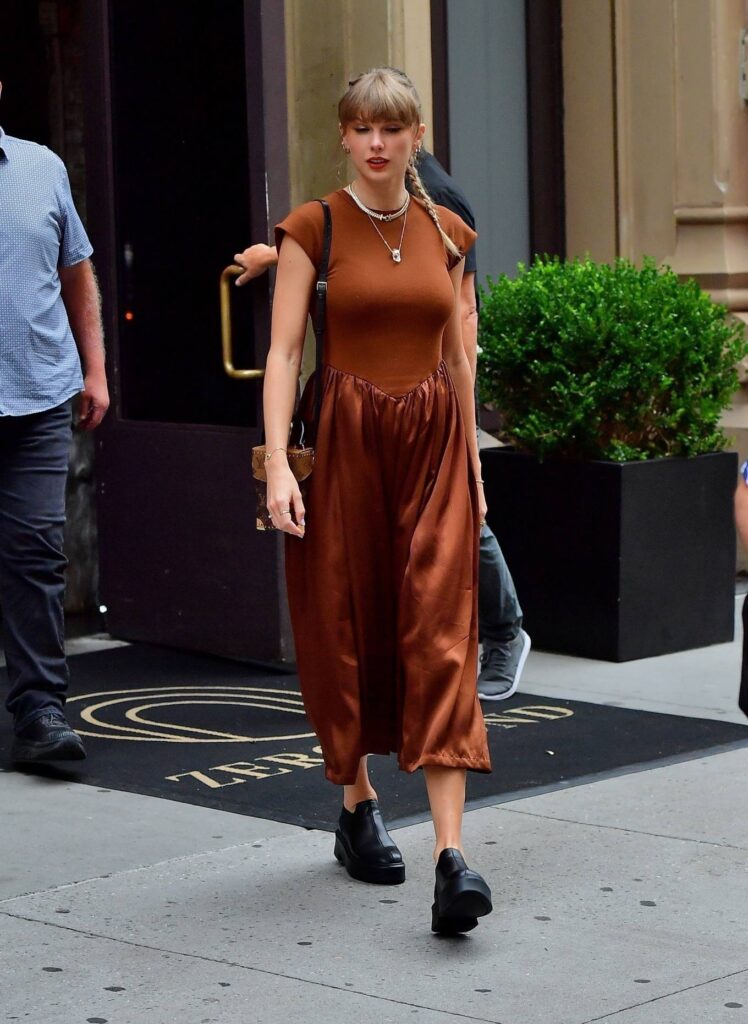taylor swift pictured in a chic brown dress at zero bond restaurant in new york 3