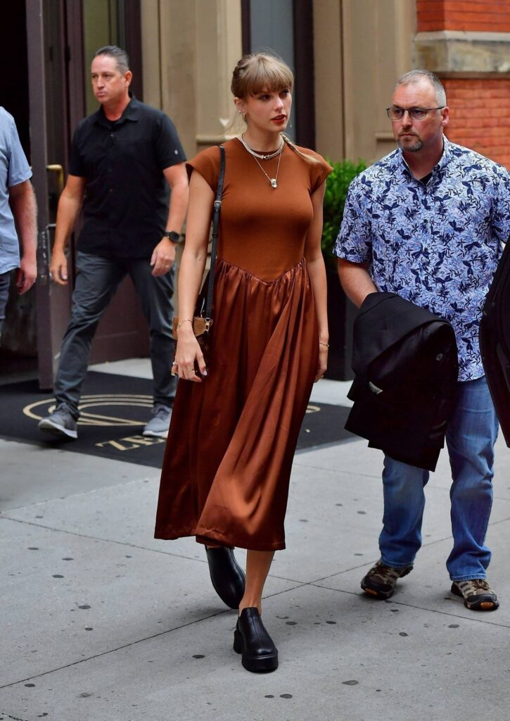 taylor swift pictured in a chic brown dress at zero bond restaurant in new york 9
