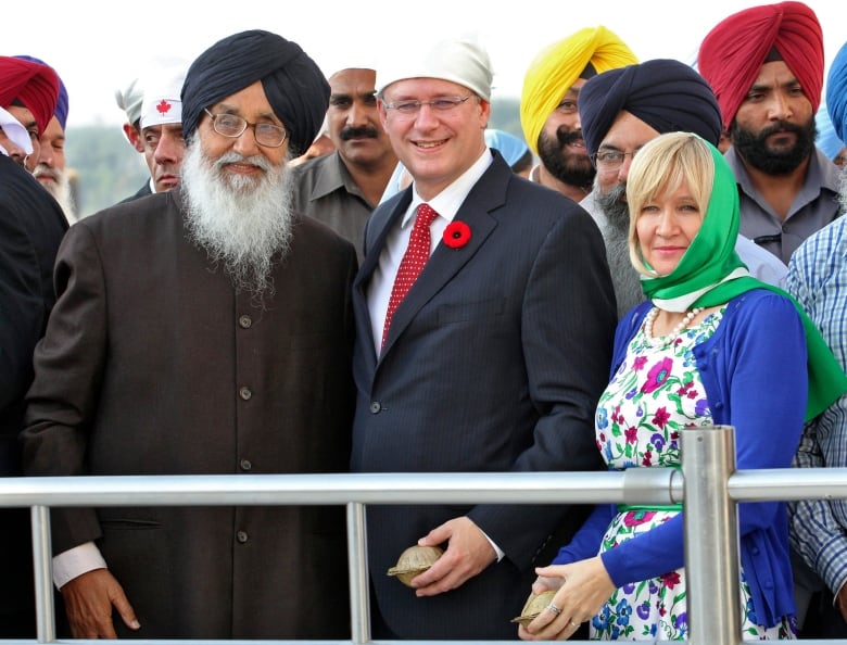 Canadian Prime Minister Stephen Harper (C) and his wife Laureen (front R) pose for a picture with Punjab's Chief Minister Parkash Singh Badal (front L) during their visit to a Gurudwara or Sikh temple at Anandpur Sahib, in the northern Indian state of Punjab November 7, 2012.