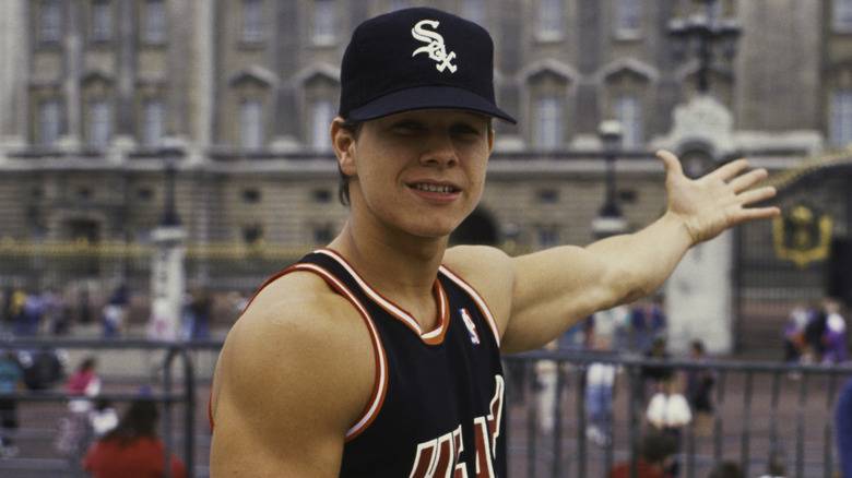 Mark Wahlberg posing outside Buckingham Palace
