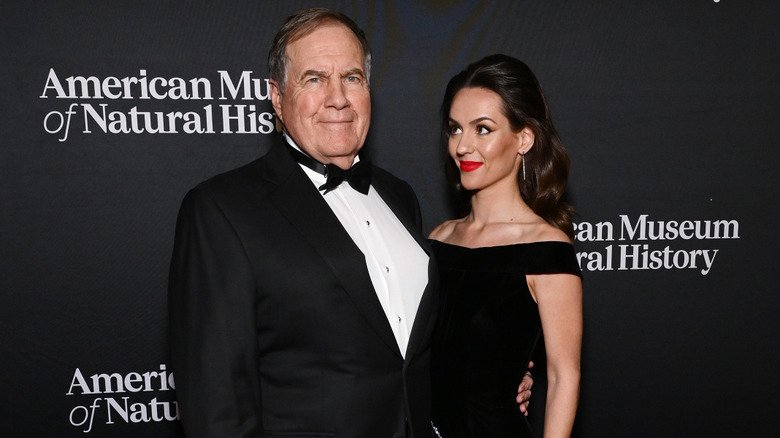 Tom Brady’s hilarious reaction to the much younger girlfriend of Bill Belichick steals the spotlight

 Aitrend