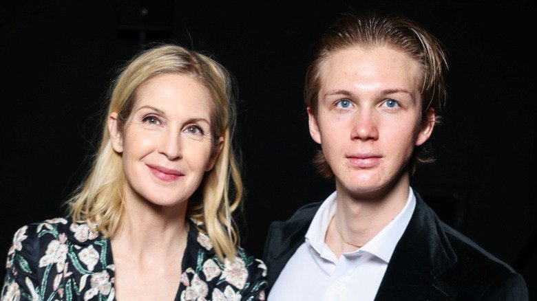 The son of Kelly Rutherford, Hermes, steals the projectors at Fashion Week

 Aitrend