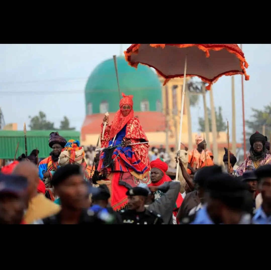 Ban on Durbar: Hundreds of Kano residents cheer Emir Sanusi during Eid procession