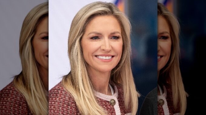 Makeup Artist Tells Us How Fox News' Ainsley Earhardt Can Avoid This Common Eyebrow Fail