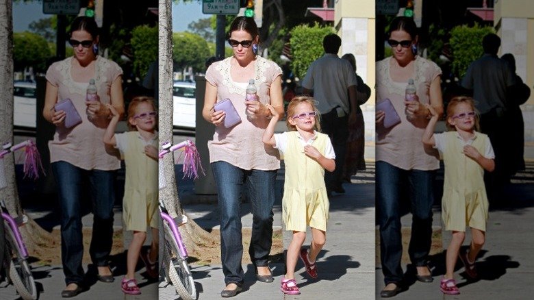 Jennifer Garner walks with Violet in 2011