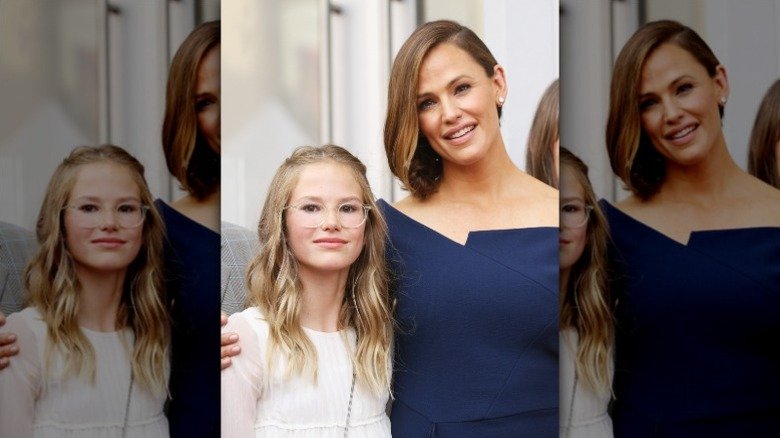 Violet Affleck poses with Jennifer Garner in 2018