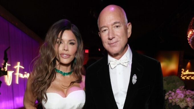 Lauren Sanchez Puts Her Muscular Legs On Full Display (Look Away, Mark Zuckerberg!)