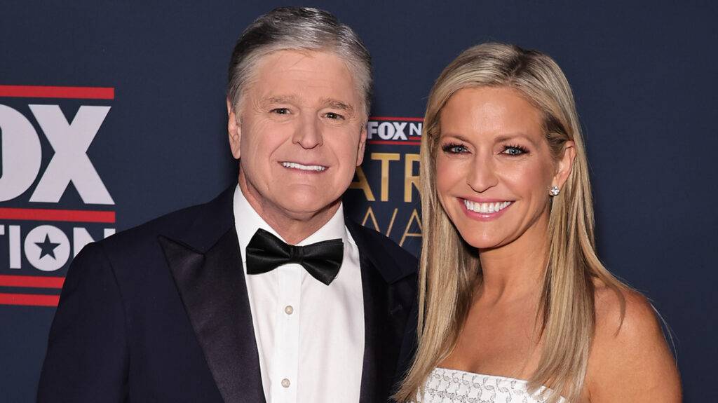 Fox News Star Sean Hannity's Glaring Dad Bod Is Hard To Ignore In New Pic